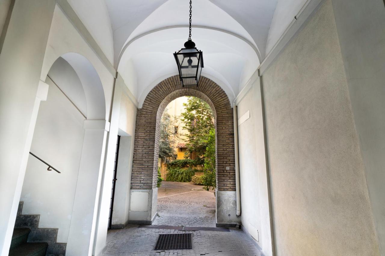 Quiet Trevi Fountain With Patio And Backyard Apartamento
