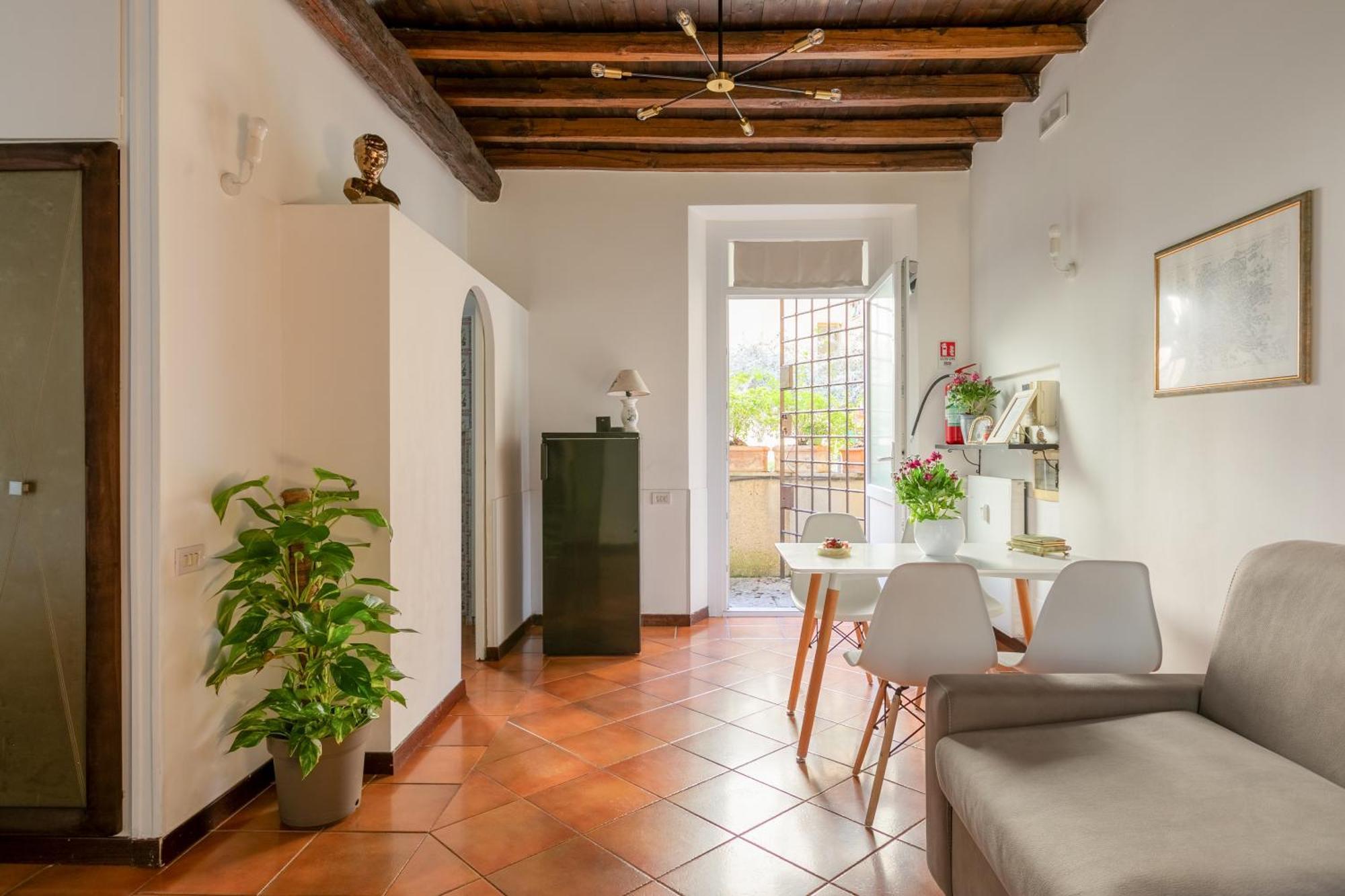 Quiet Trevi Fountain With Patio And Backyard Apartamento