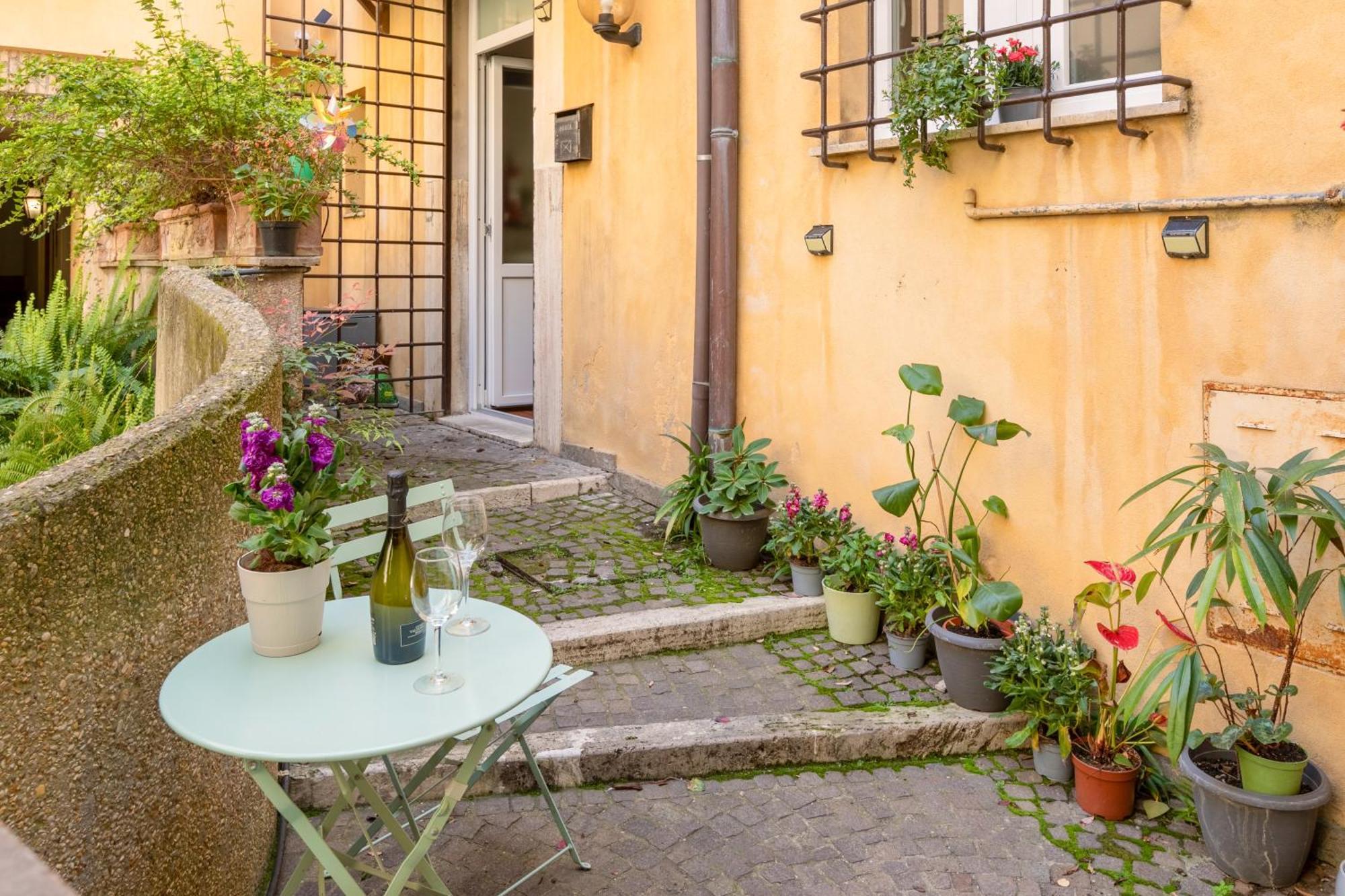 Quiet Trevi Fountain With Patio And Backyard Apartment Rome